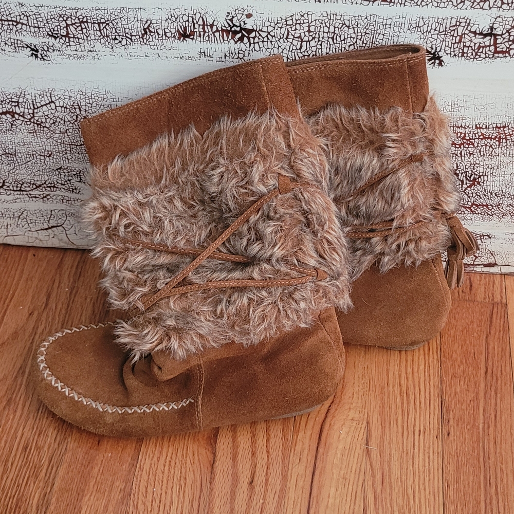 Minnetonka Tan Fur-Lined Boots